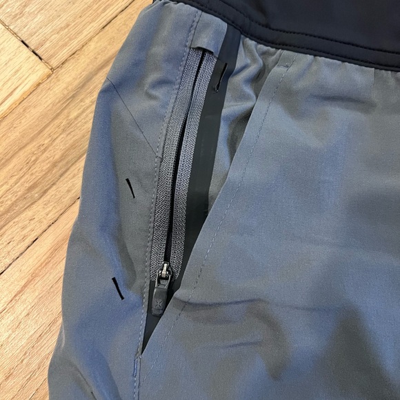 Ten Thousand Interval 9” Medium Shorts w/Liner - Picture 5 of 6